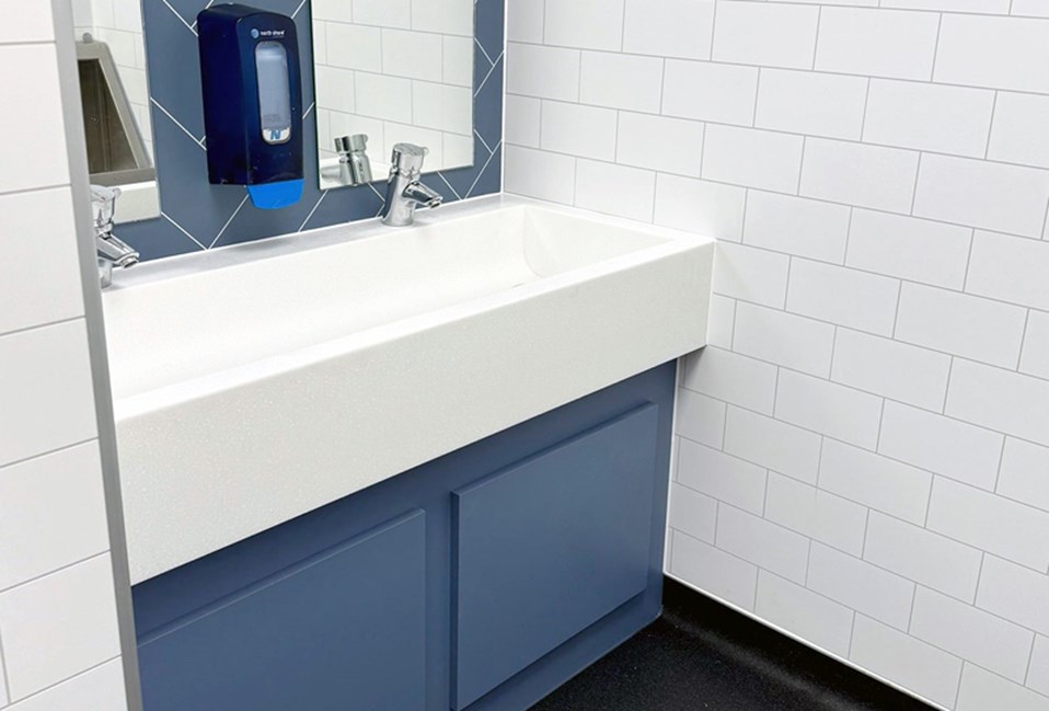 venesta-washrooms-case-study-knightbridge-school-WT1-vanity1