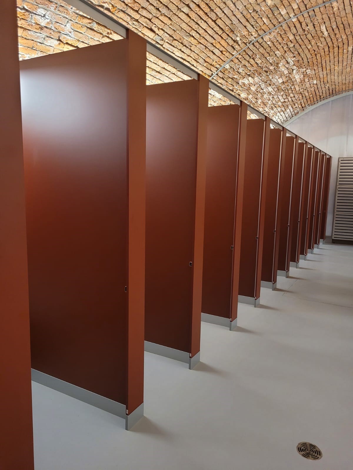 venesta-washrooms-case-study-factory-manchester-titan-cubicles