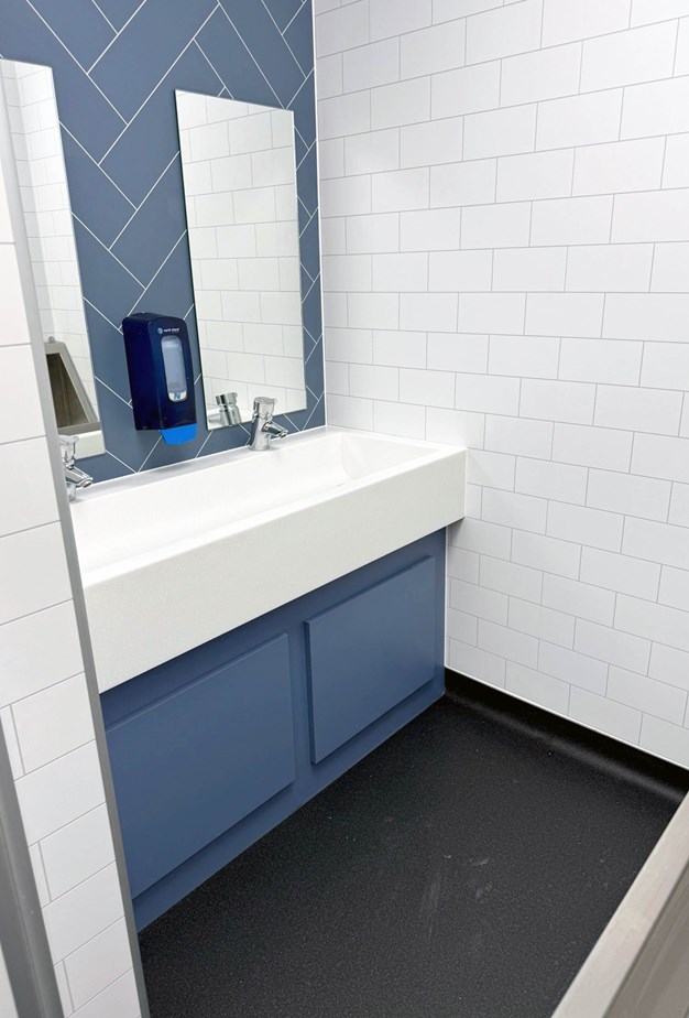 venesta-washrooms-case-study-knightbridge-school-WT1-vanity4