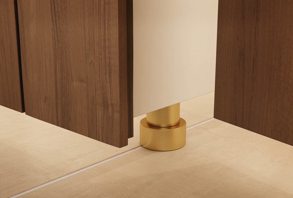 venesta-washrooms-toilet-cubicles-infinite-full-height-with-headrail-pedestal-brass