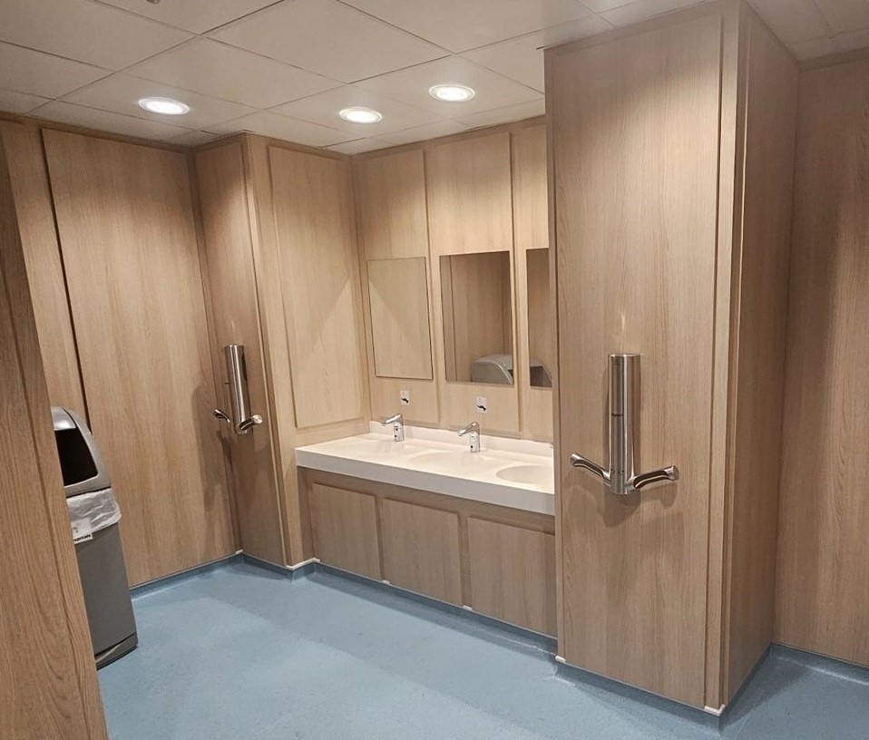 Venesta Washrooms Case Study Addenbrooke's Hospital Vanity 2 (3)